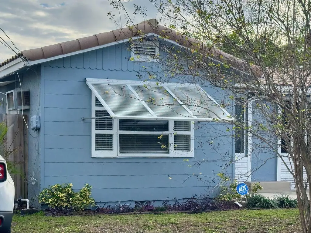 902 NE 34th Street Oakland Park FL 33334