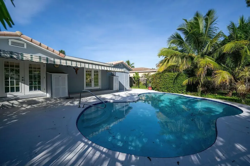 902 NE 34th Street Oakland Park FL 33334