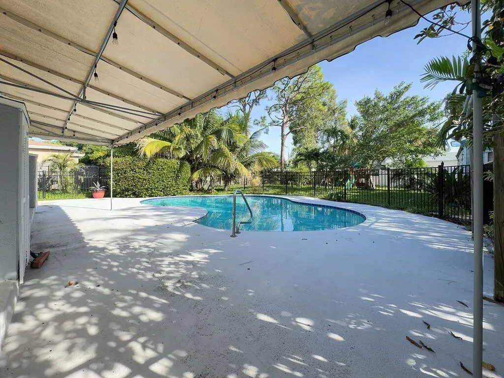 902 NE 34th Street Oakland Park FL 33334