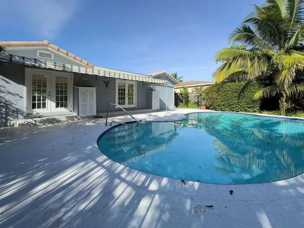 902 NE 34th Street Oakland Park FL 33334
