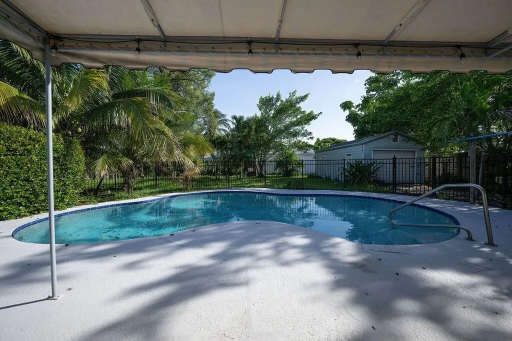 902 NE 34th Street Oakland Park FL 33334