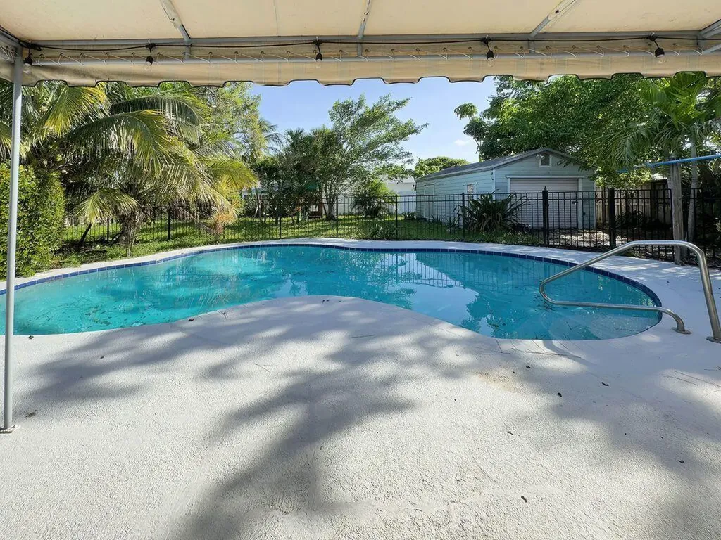 902 NE 34th Street Oakland Park FL 33334