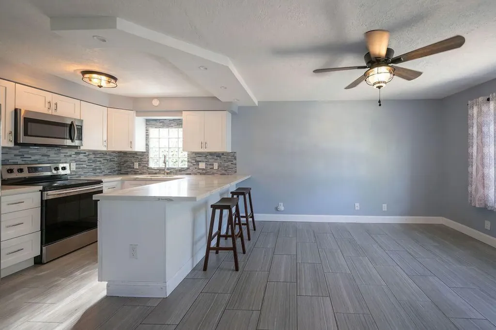 902 NE 34th Street Oakland Park FL 33334