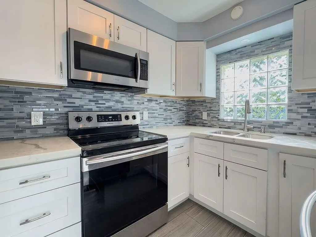 902 NE 34th Street Oakland Park FL 33334