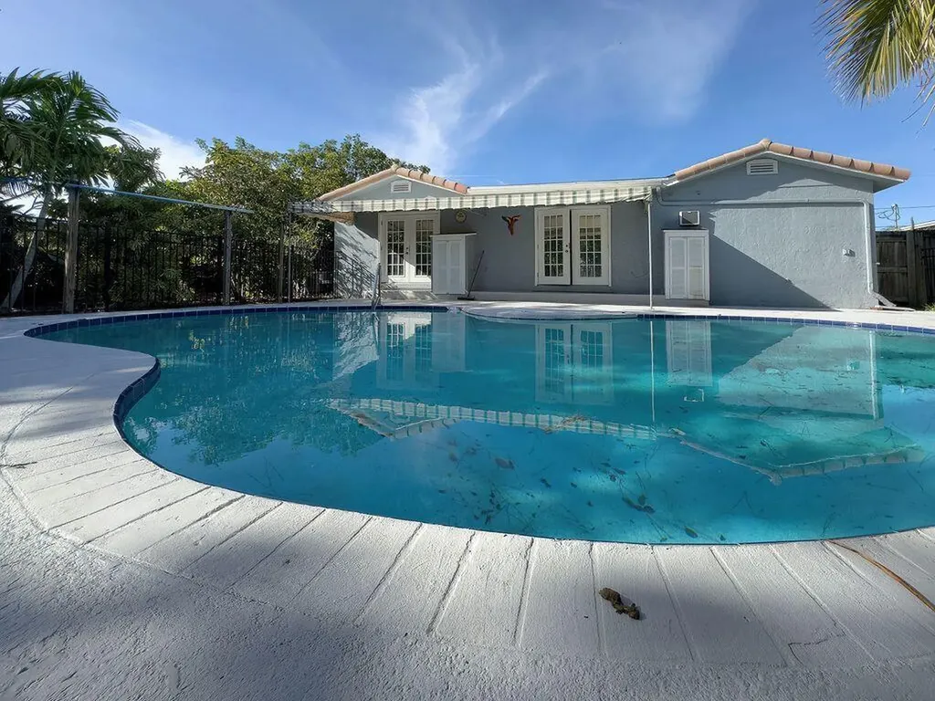 902 NE 34th Street Oakland Park FL 33334