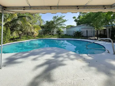 902 NE 34th Street Oakland Park FL 33334