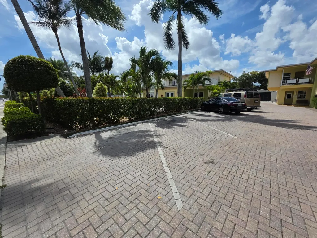 911 N Federal Highway Lake Worth Beach FL 33460
