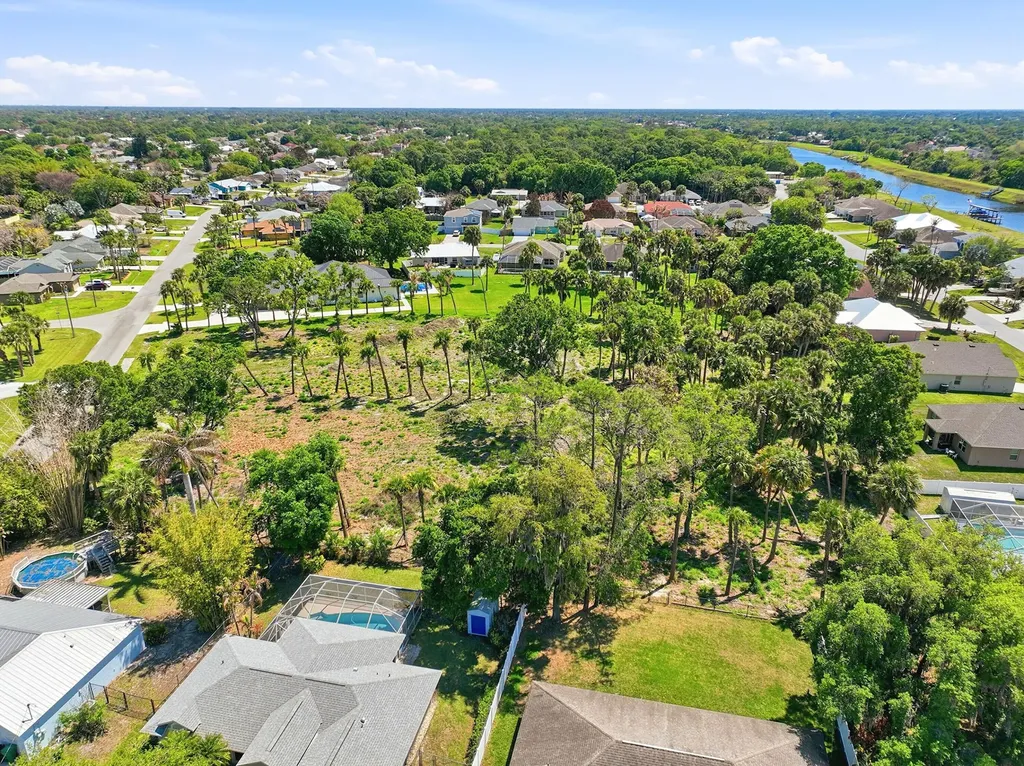 2016 SW Leafy Road Port St Lucie FL 34953