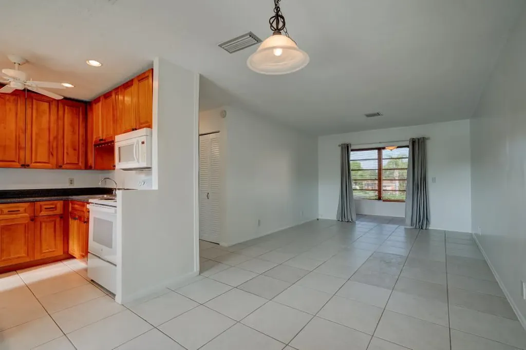 2111 NE 1st Court Boynton Beach FL 33435
