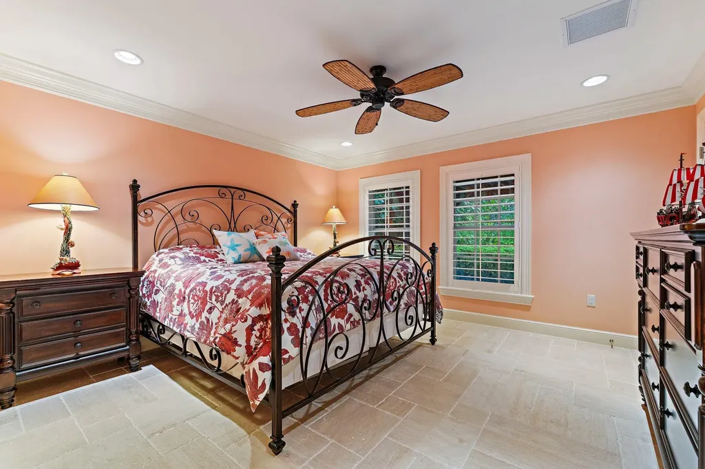 31 N Beach Road Jupiter Island FL 33455