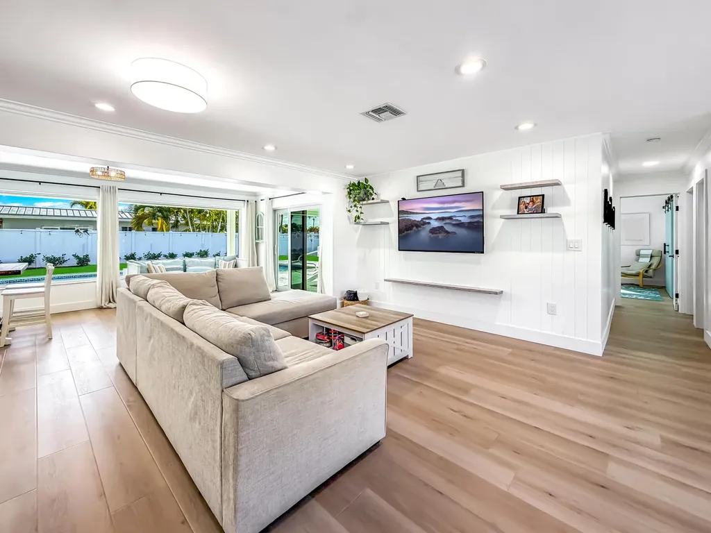 1098 W Camino Real Boca Raton FL 33486