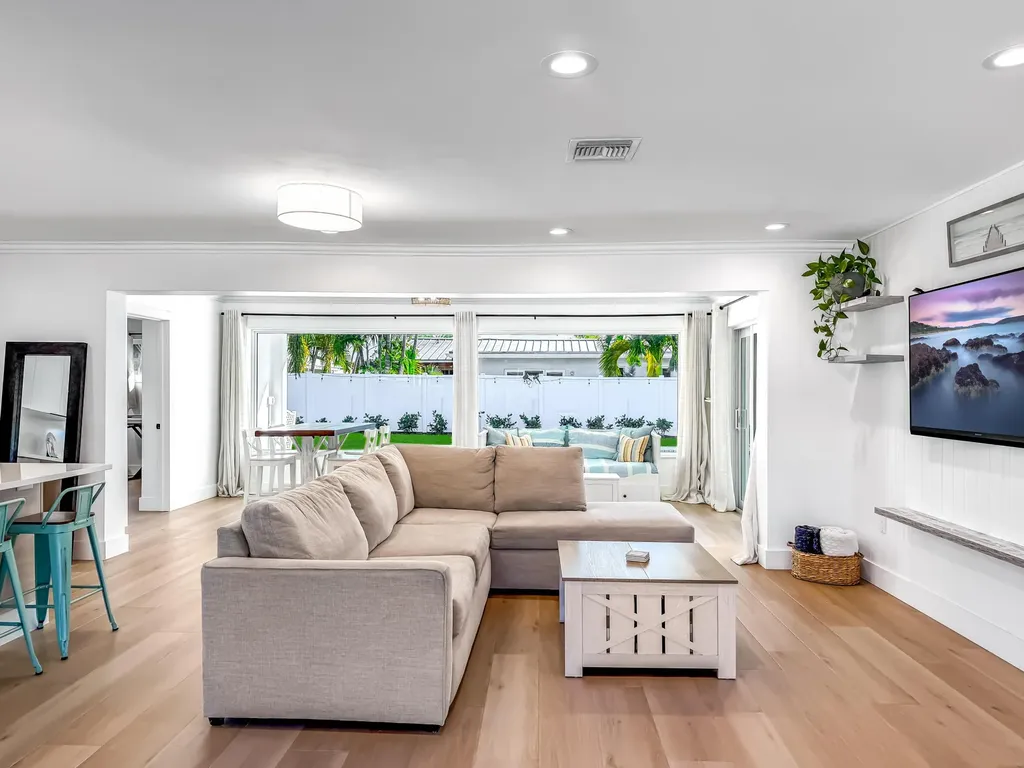1098 W Camino Real Boca Raton FL 33486