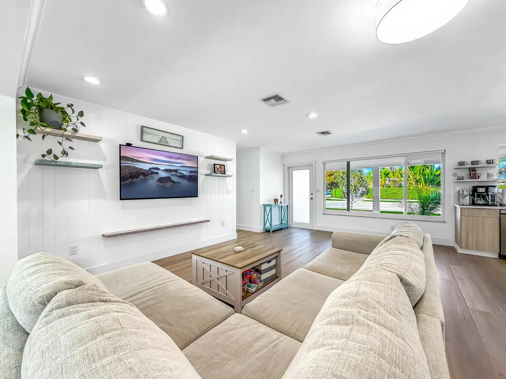 1098 W Camino Real Boca Raton FL 33486