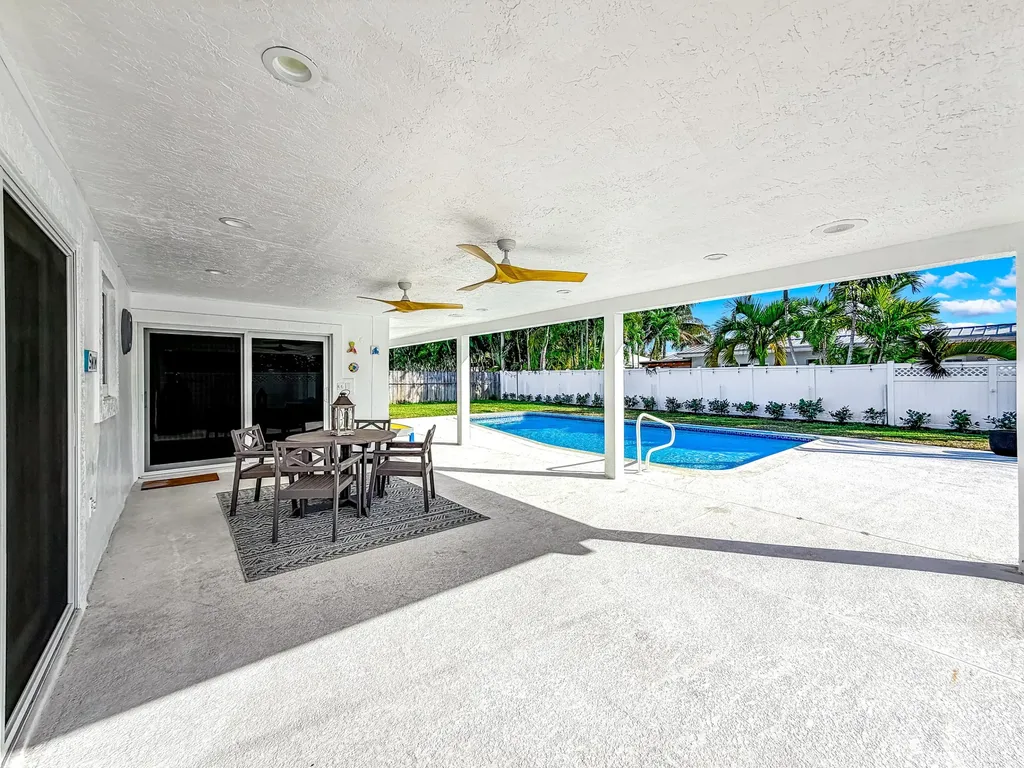 1098 W Camino Real Boca Raton FL 33486