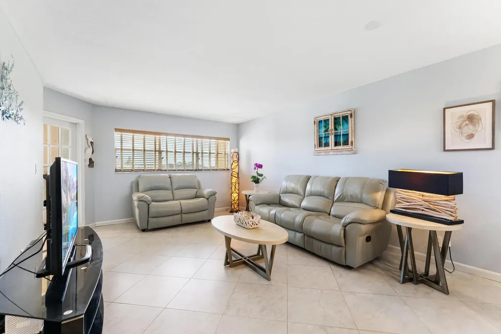 3654 Via Poinciana Lake Worth FL 33467