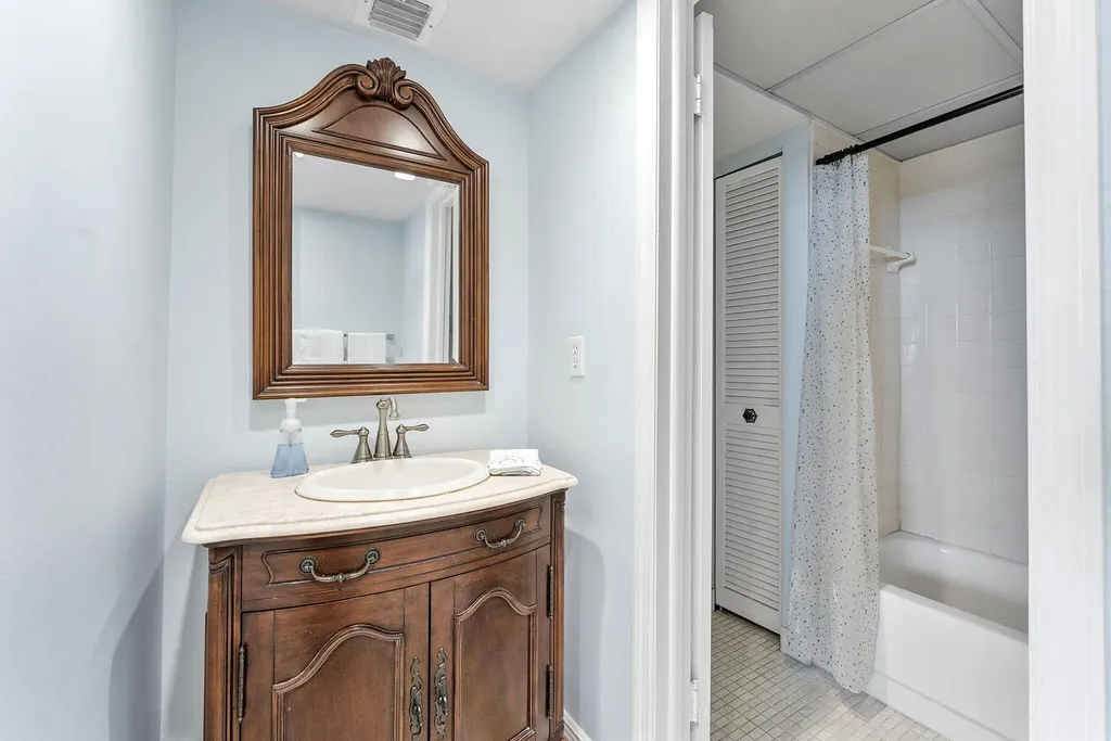 8 N Royal Palm Way Boca Raton FL 33432