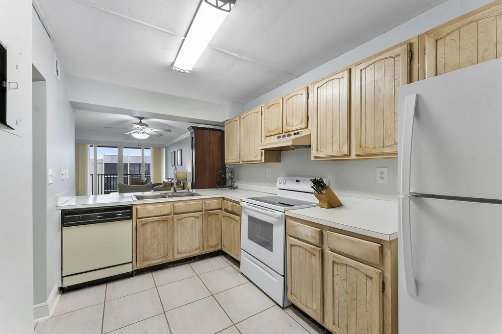 8 N Royal Palm Way Boca Raton FL 33432