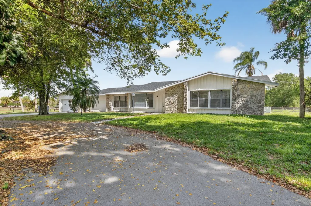 10157 La Reina Road Delray Beach FL 33446