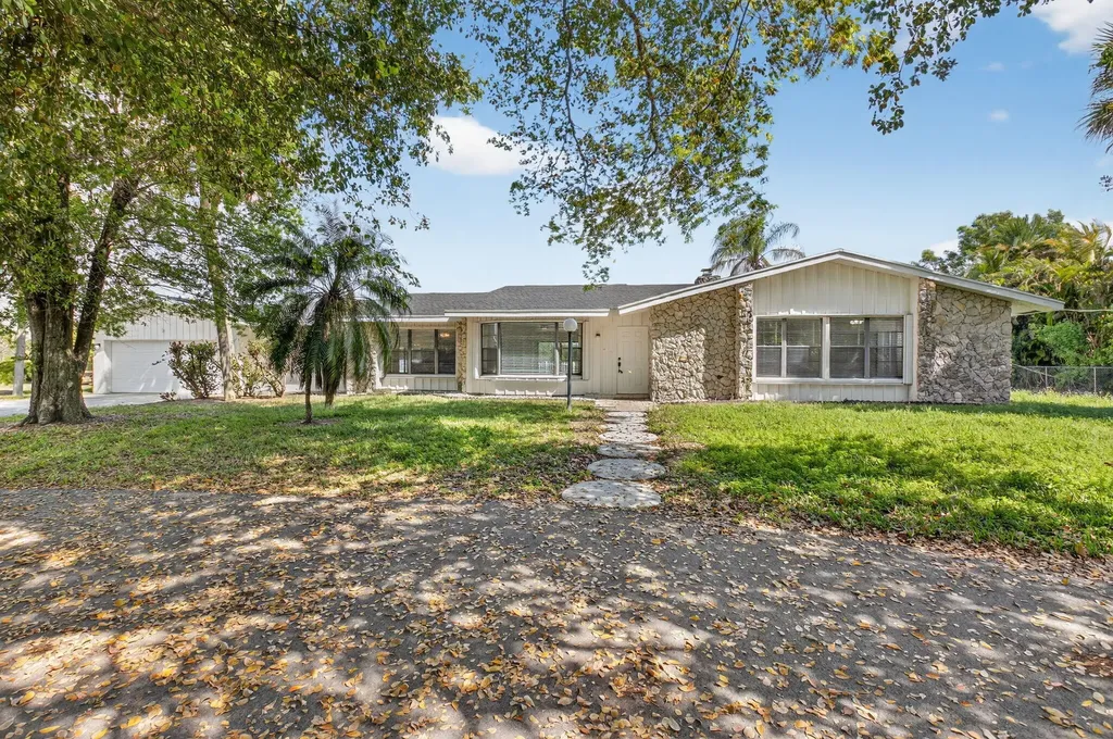 10157 La Reina Road Delray Beach FL 33446