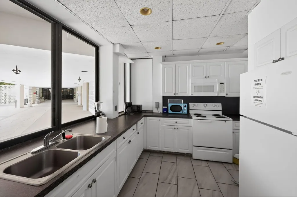 8051 N Sunrise Lakes Drive N Sunrise FL 33322