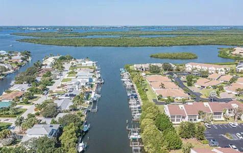 3223 S Lakeview Circle Hutchinson Island FL 34949