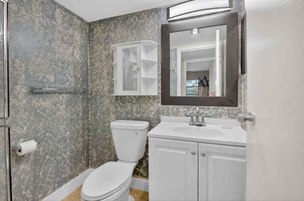 204 Flanders E Delray Beach FL 33484