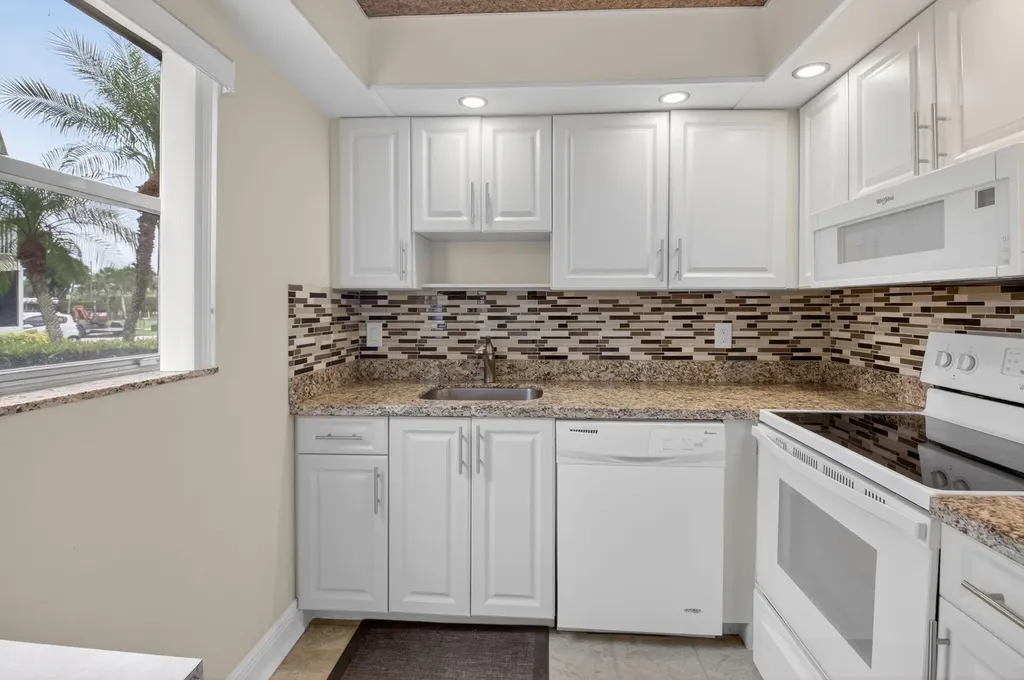 204 Flanders E Delray Beach FL 33484