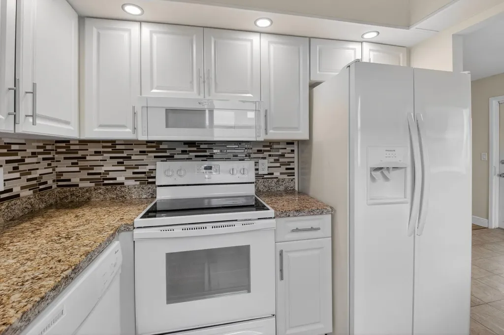 204 Flanders E Delray Beach FL 33484