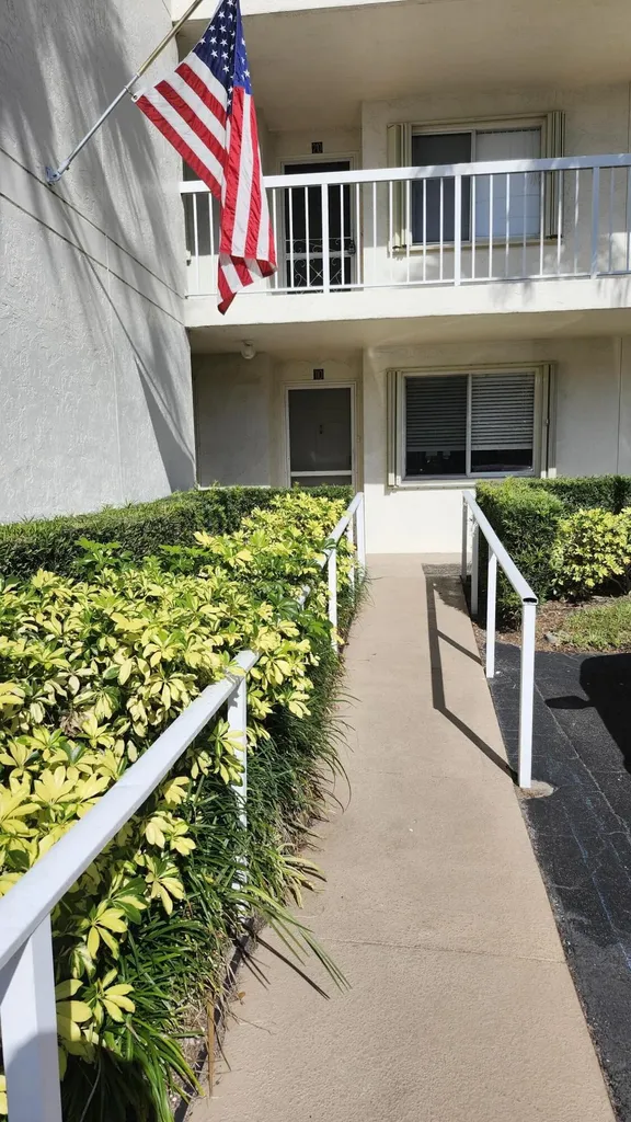 3146 Via Poinciana Lake Worth FL 33467