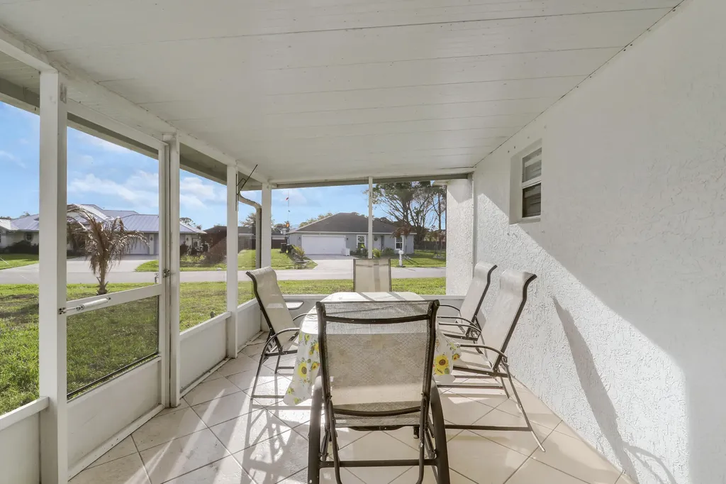 702 SE Lighthouse Avenue SE Port St Lucie FL 34983