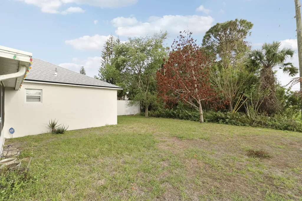702 SE Lighthouse Avenue SE Port St Lucie FL 34983