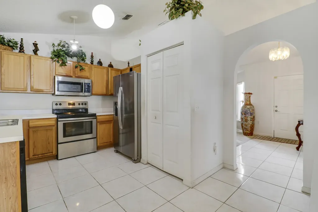 702 SE Lighthouse Avenue SE Port St Lucie FL 34983