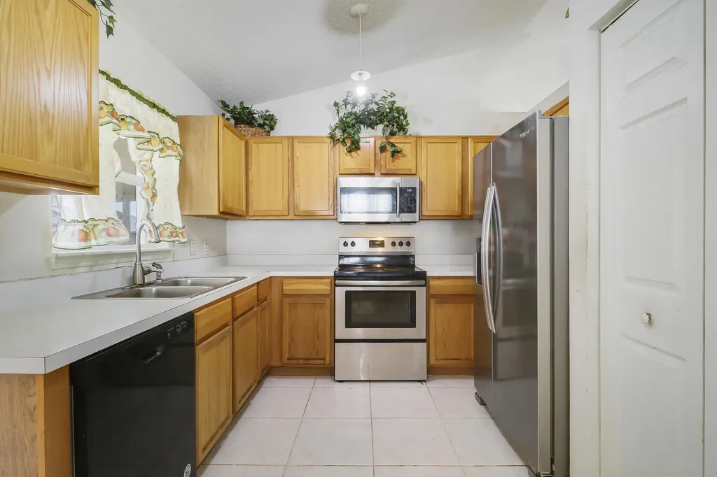702 SE Lighthouse Avenue SE Port St Lucie FL 34983