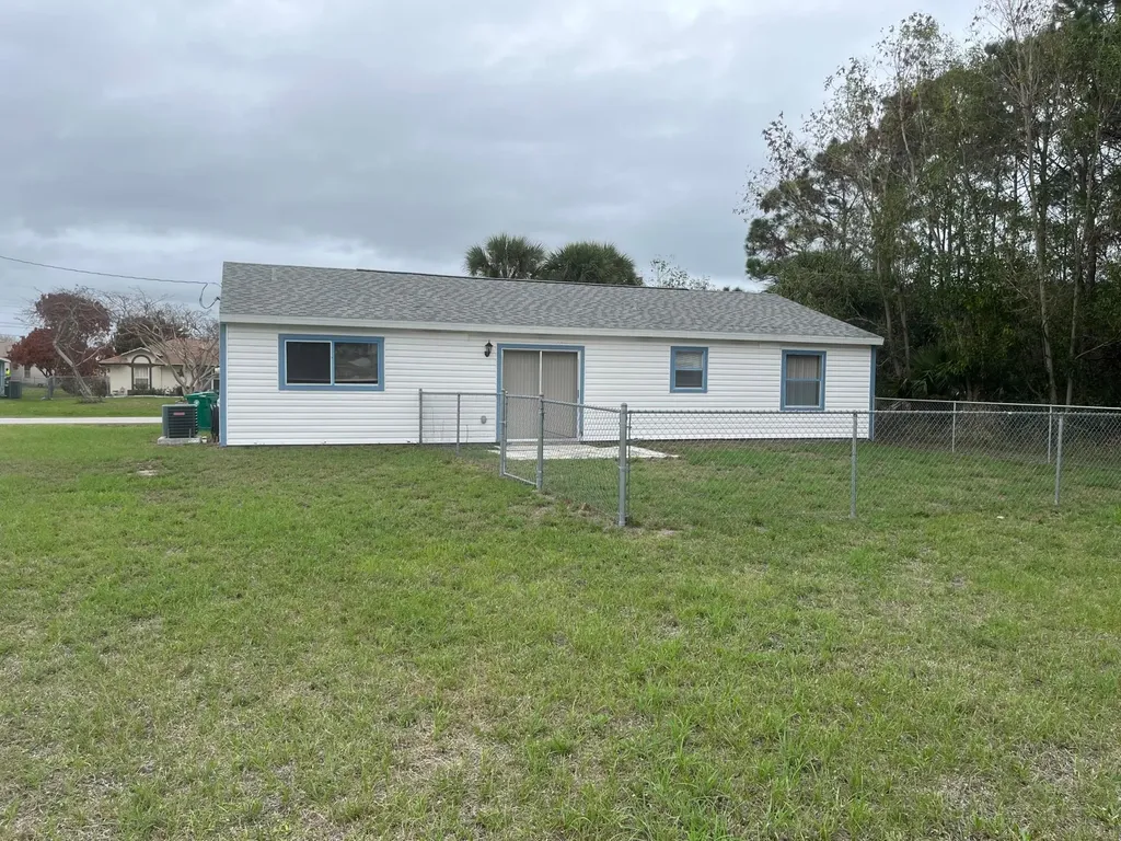 2122 SE Heathwood Circle Port St Lucie FL 34952