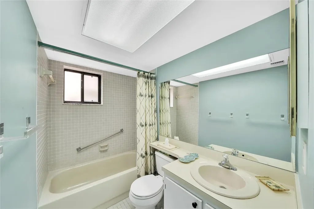 5250 Las Verdes Circle Delray Beach FL 33484