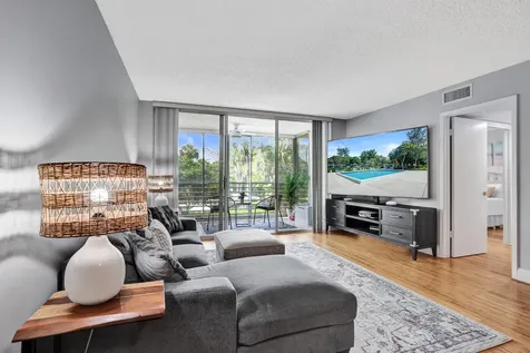 4200 Oaks Terrace Pompano Beach FL 33069
