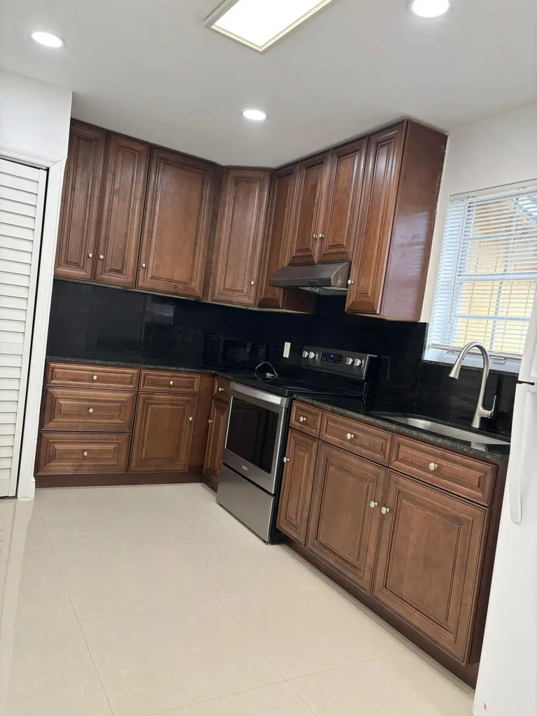 710 Columbus Parkway Hollywood FL 33021