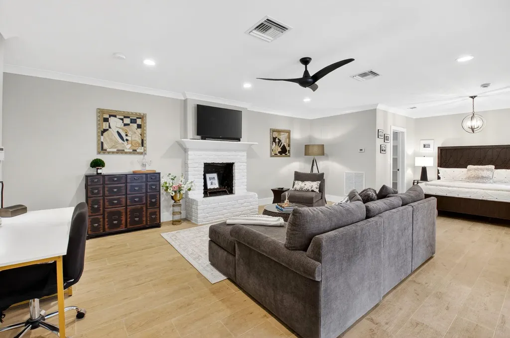 23 Dixie Boulevard Delray Beach FL 33444