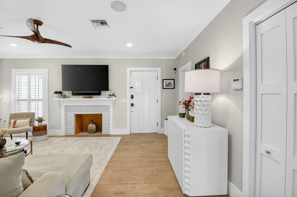 23 Dixie Boulevard Delray Beach FL 33444
