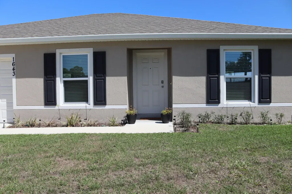 1643 SE Ocean Lane Port St Lucie FL 34983