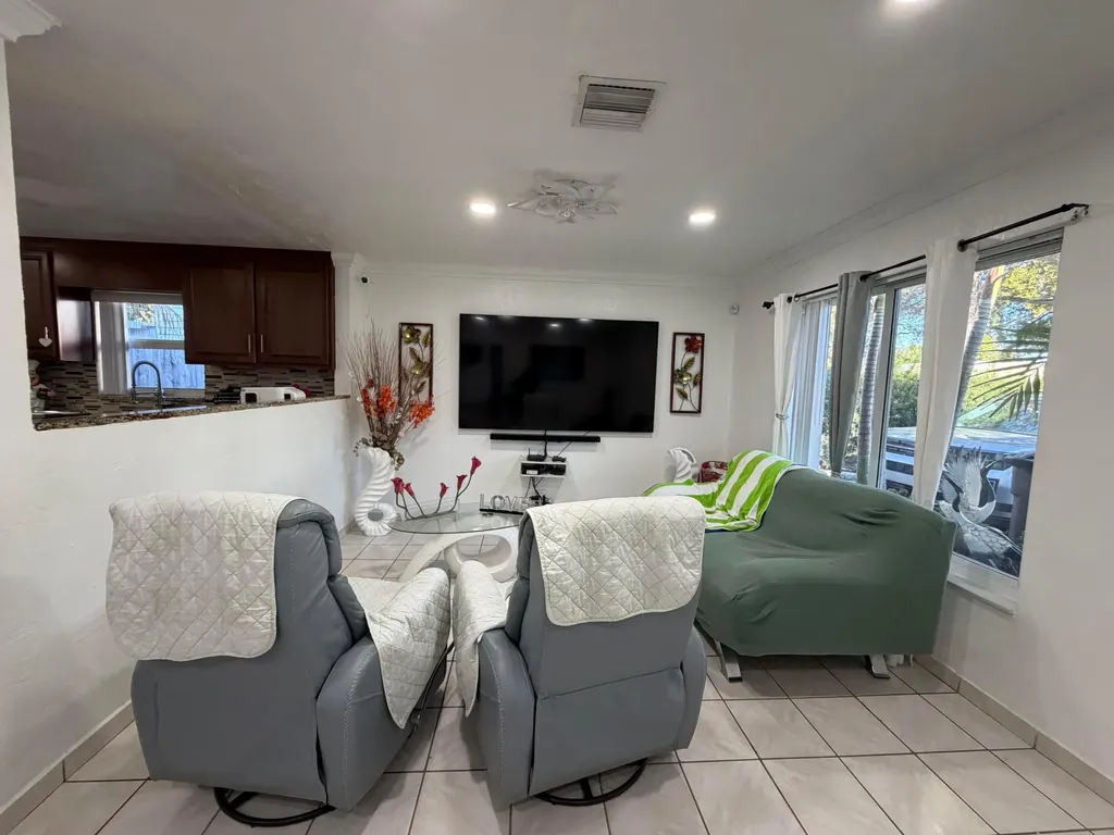 814 Colonial Road West Palm Beach FL 33405