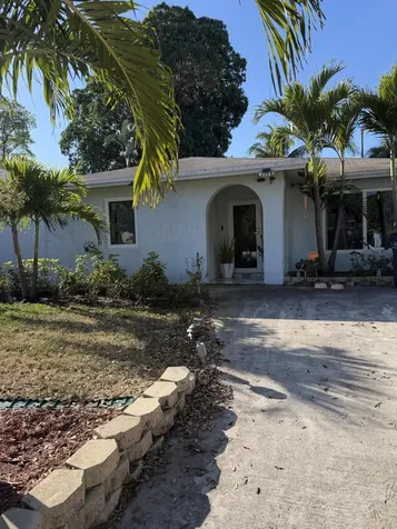 814 Colonial Road West Palm Beach FL 33405