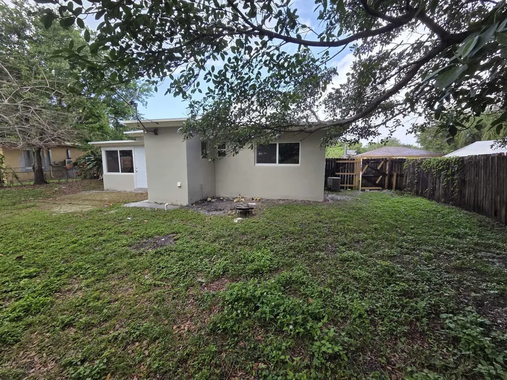 5720 Cleveland Street Hollywood FL 33021