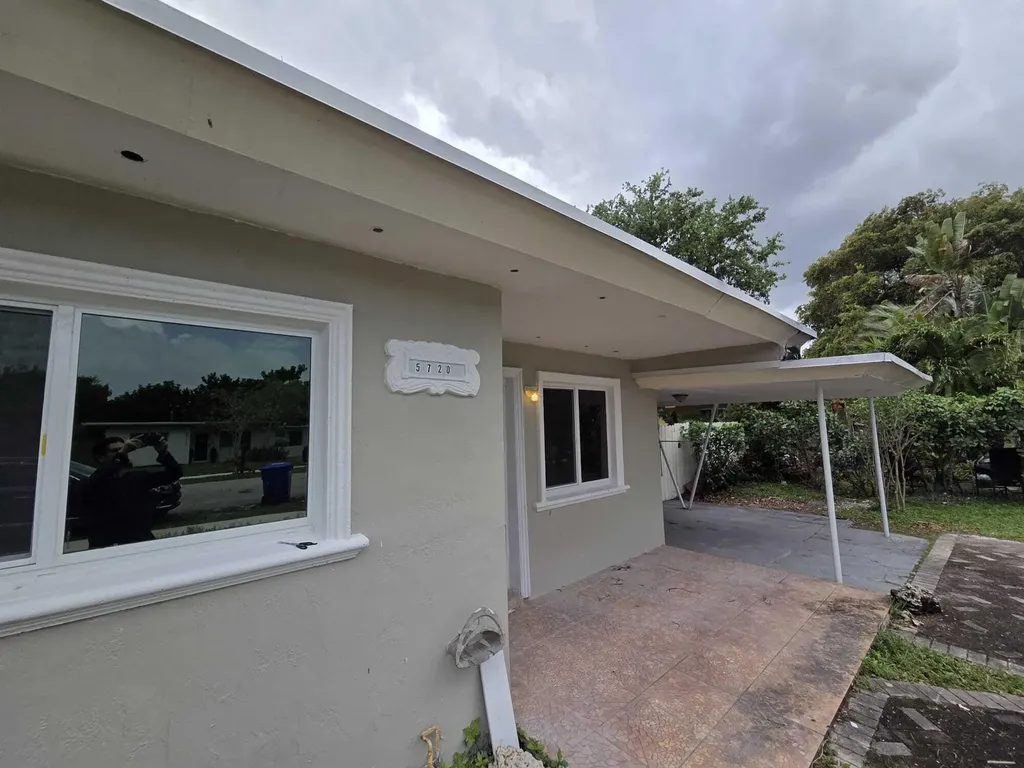 5720 Cleveland Street Hollywood FL 33021