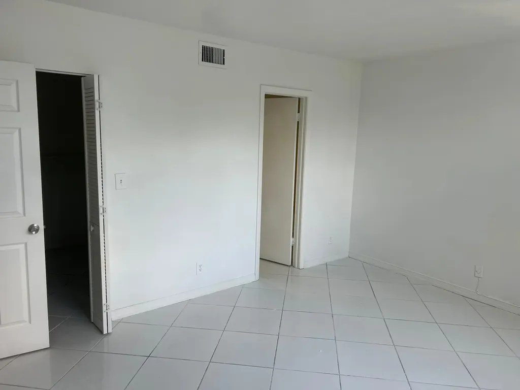 3900 NW 76th Avenue Sunrise FL 33351