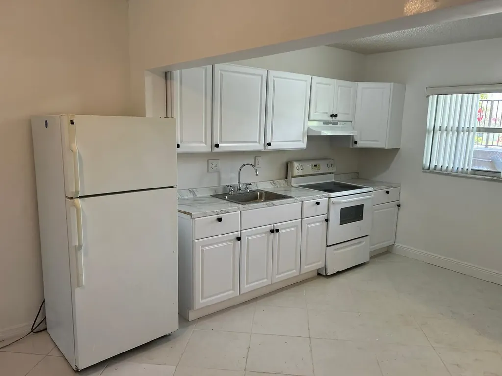3900 NW 76th Avenue Sunrise FL 33351