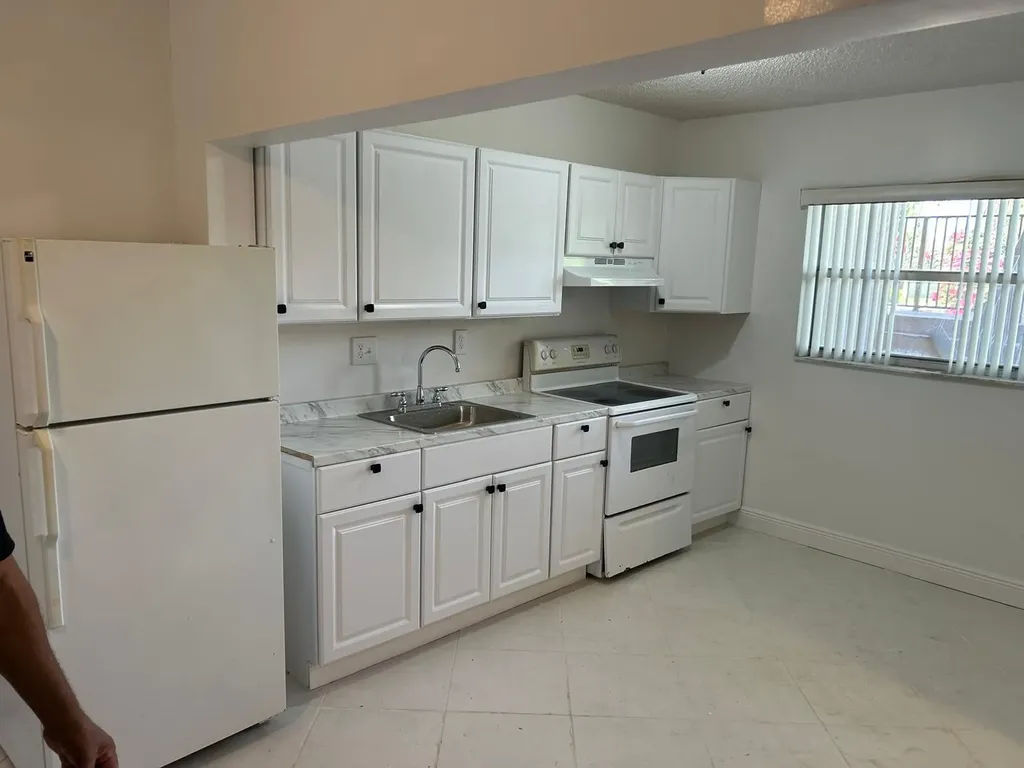 3900 NW 76th Avenue Sunrise FL 33351