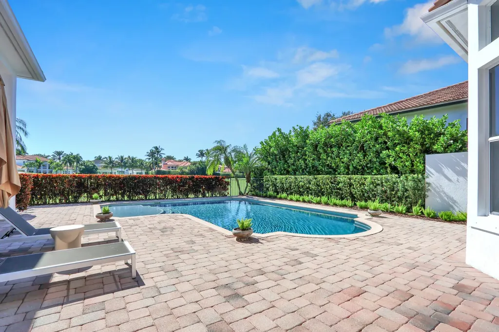 528 Les Jardin Drive Palm Beach Gardens FL 33410