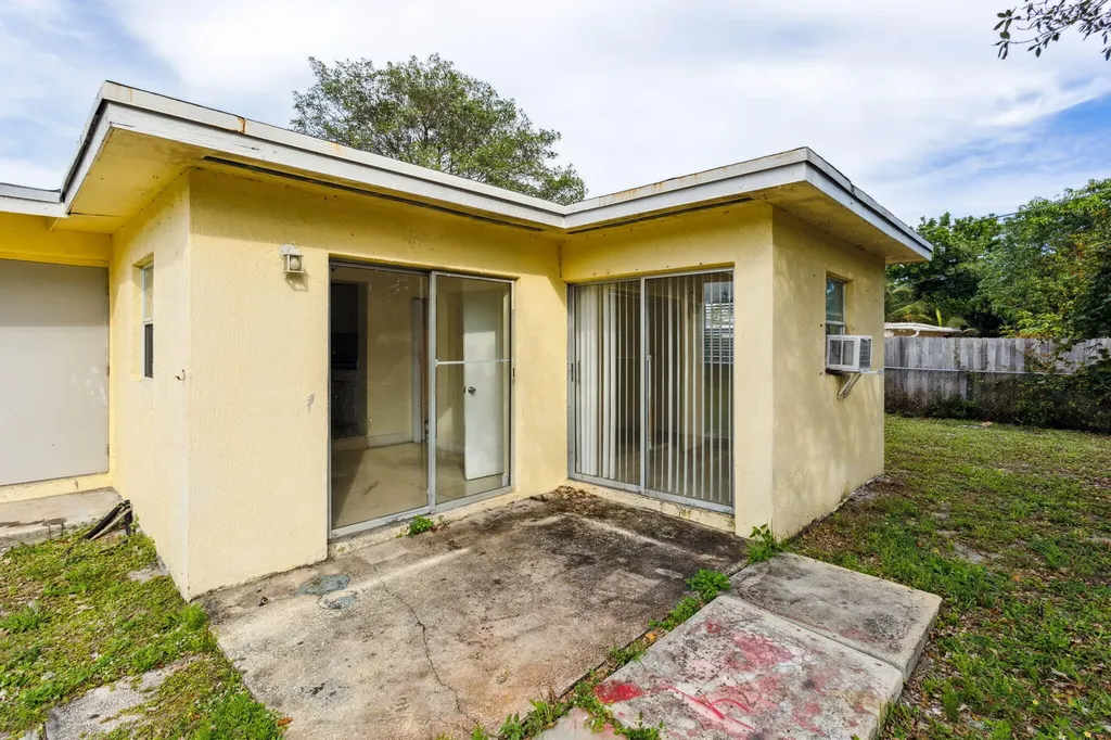 520 NE 45th Street Deerfield Beach FL 33064