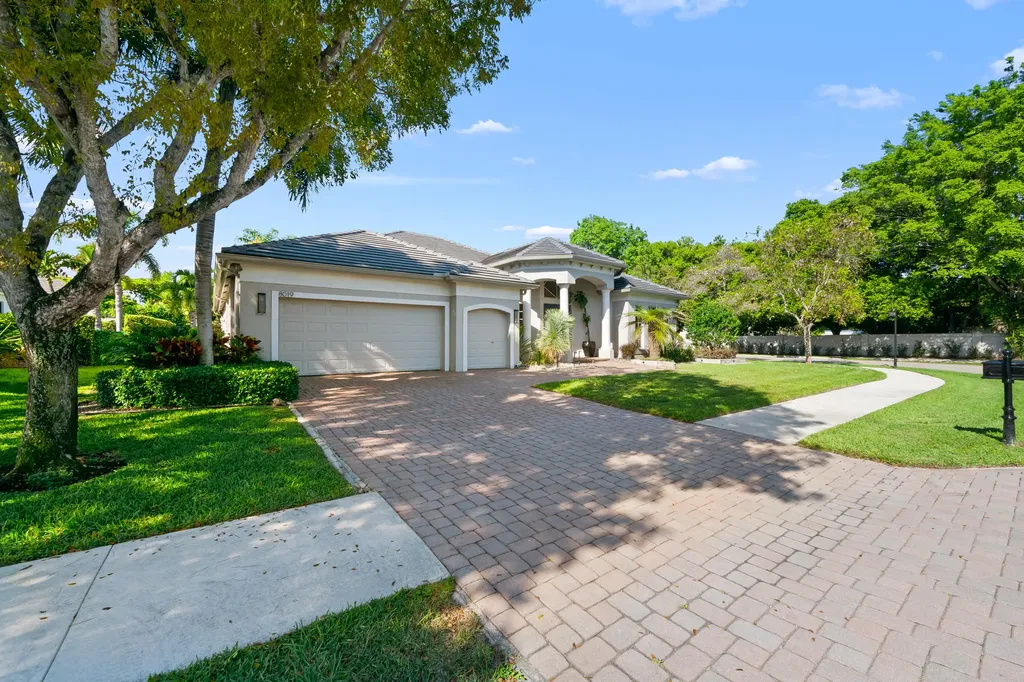 8019 S Savannah Circle Davie FL 33328